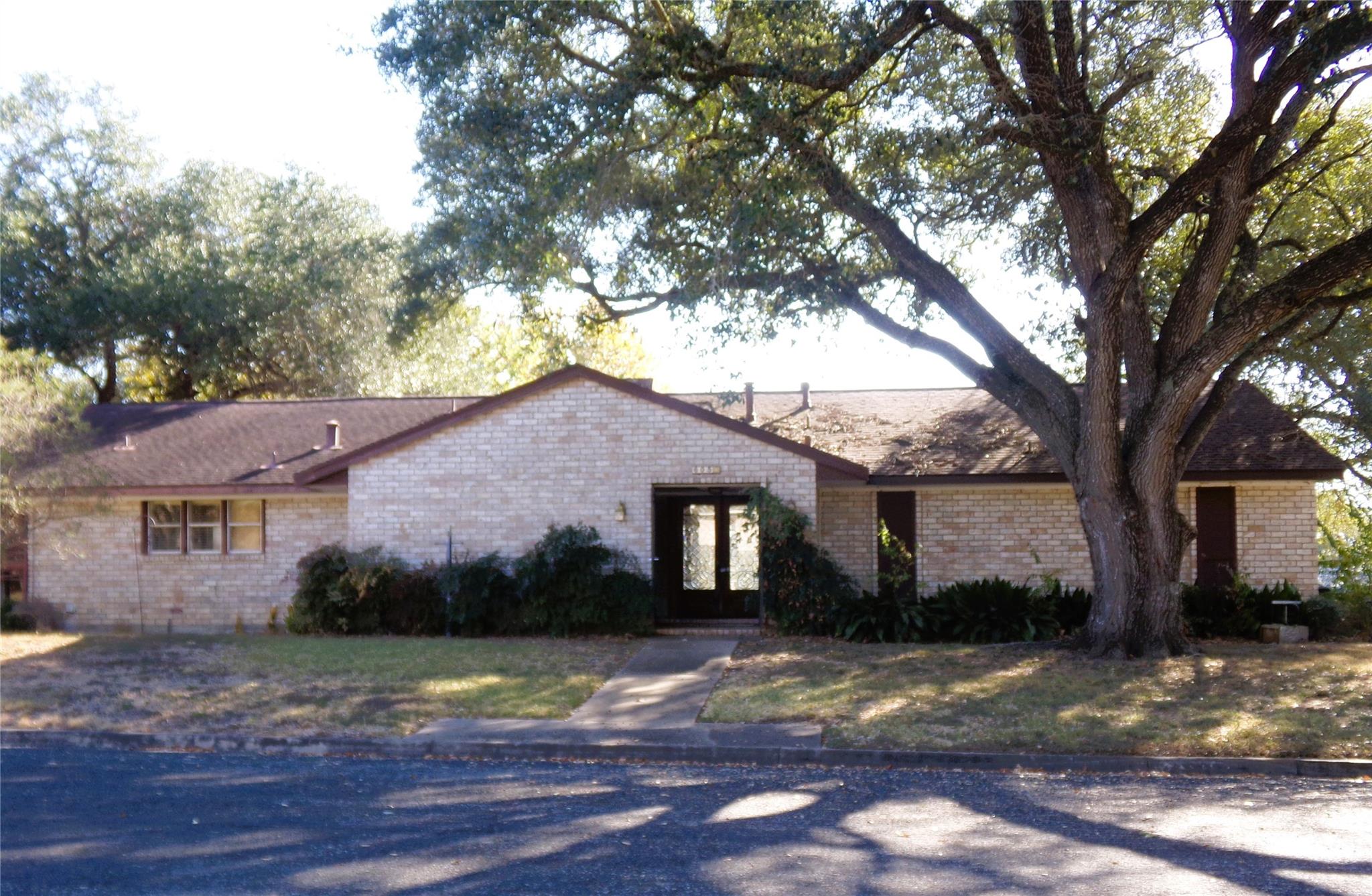 605 S Summit Street — photo