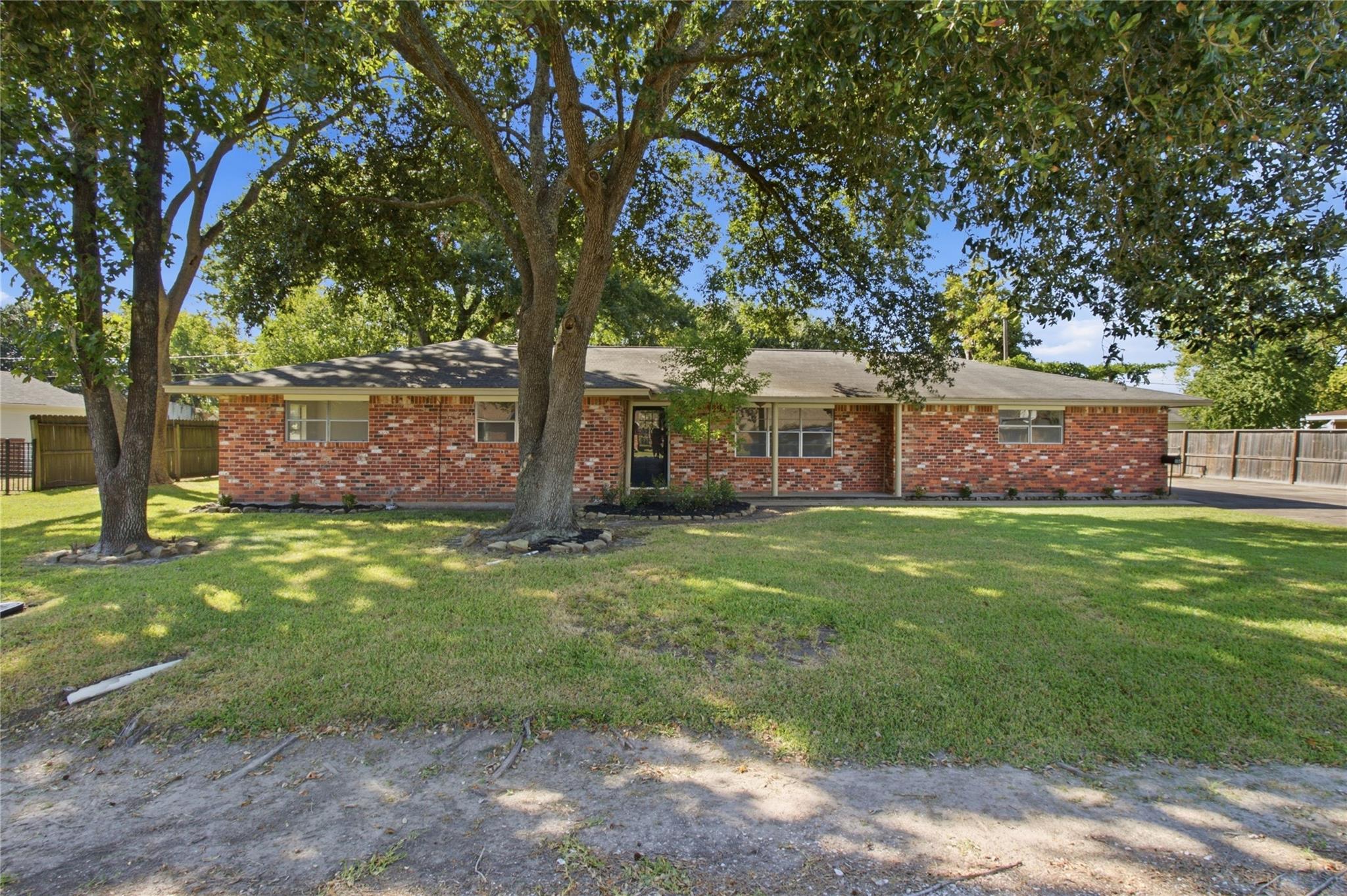 504 E Oak Street, Highlands, TX 77562 — photo 2