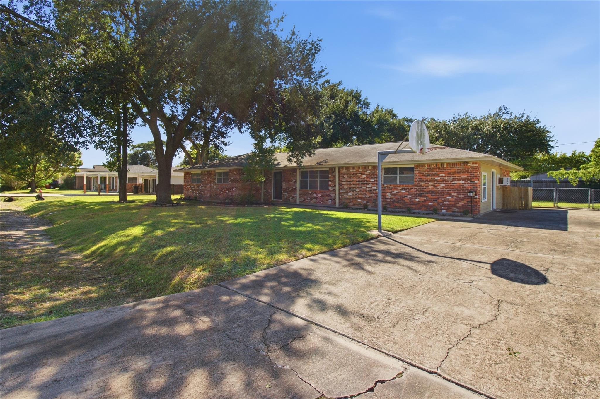 504 E Oak Street, Highlands, TX 77562 — photo 3
