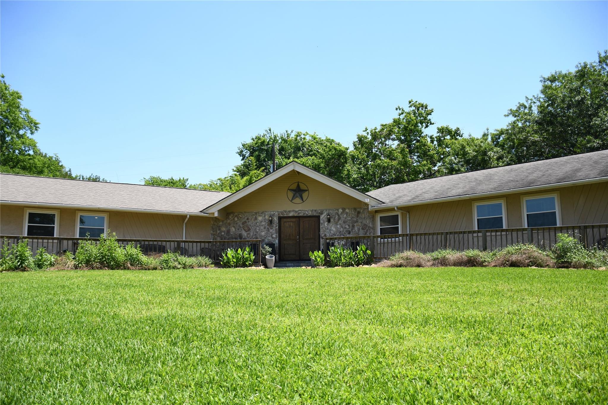 561 Lakeway Drive — photo