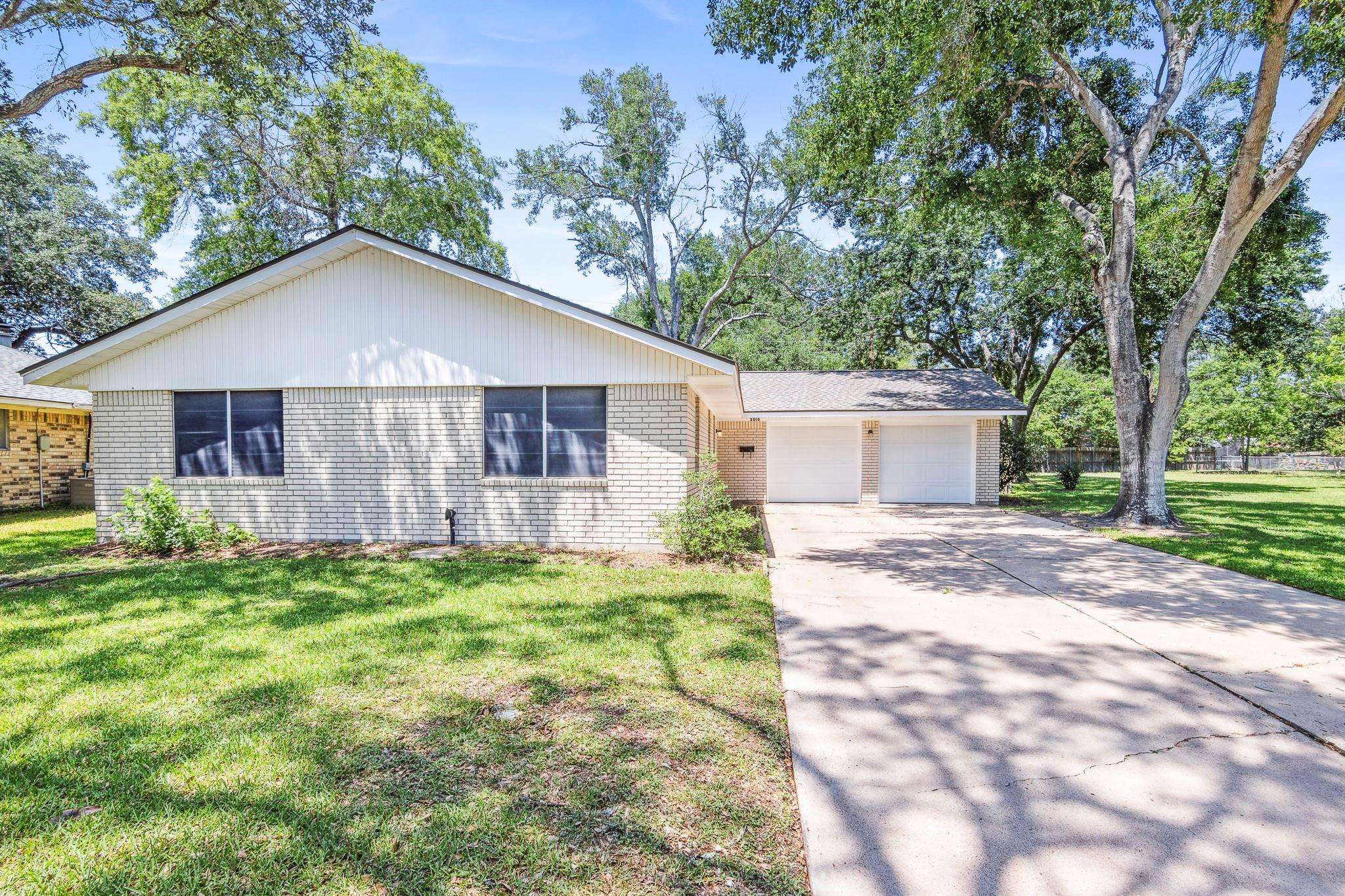3010 Lamar Circle — photo