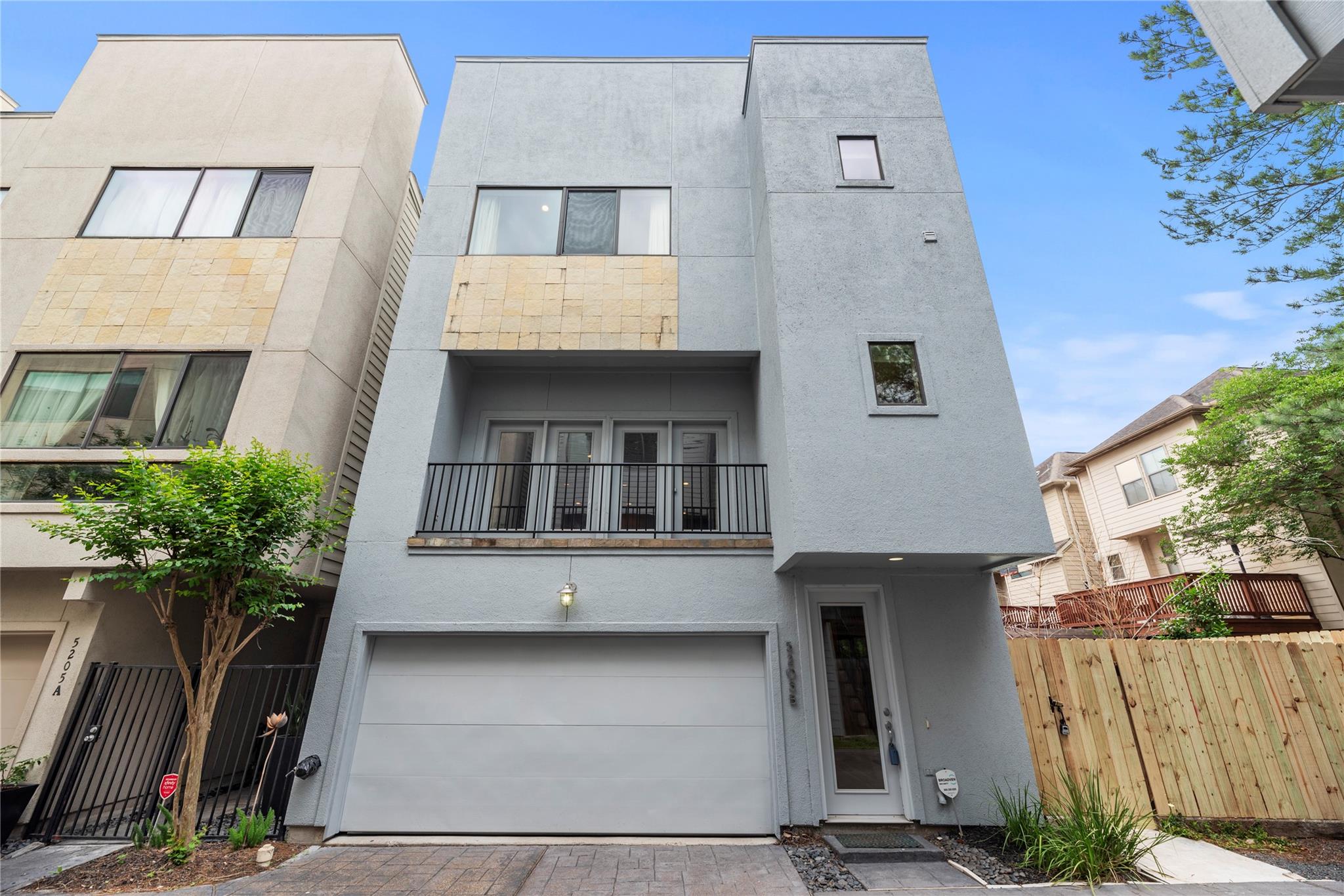 5205 Rose Street #B — photo