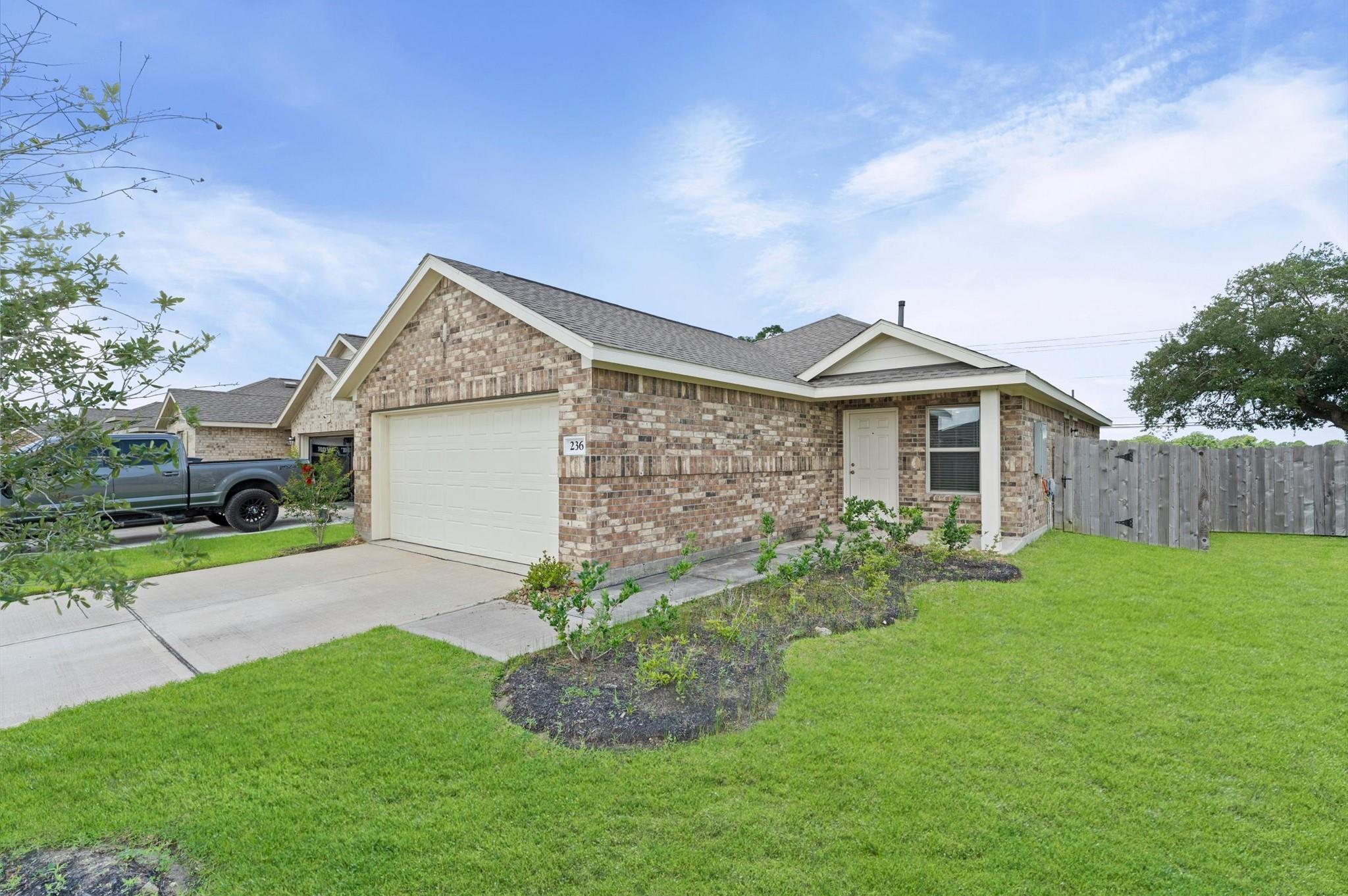 236 Bennett Loop, Angleton, TX 77515 — photo 3