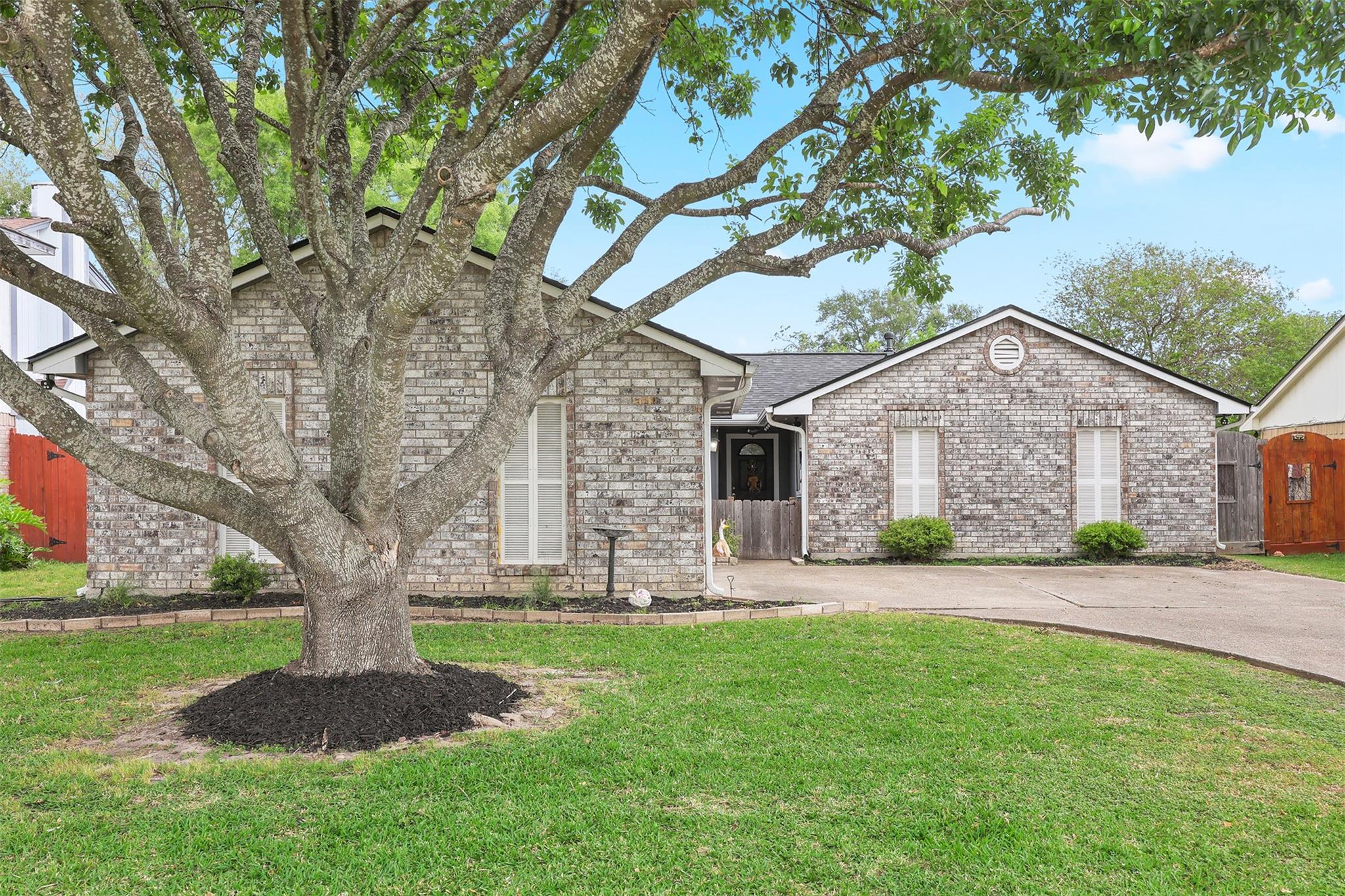 10915 Pecan Drive — photo