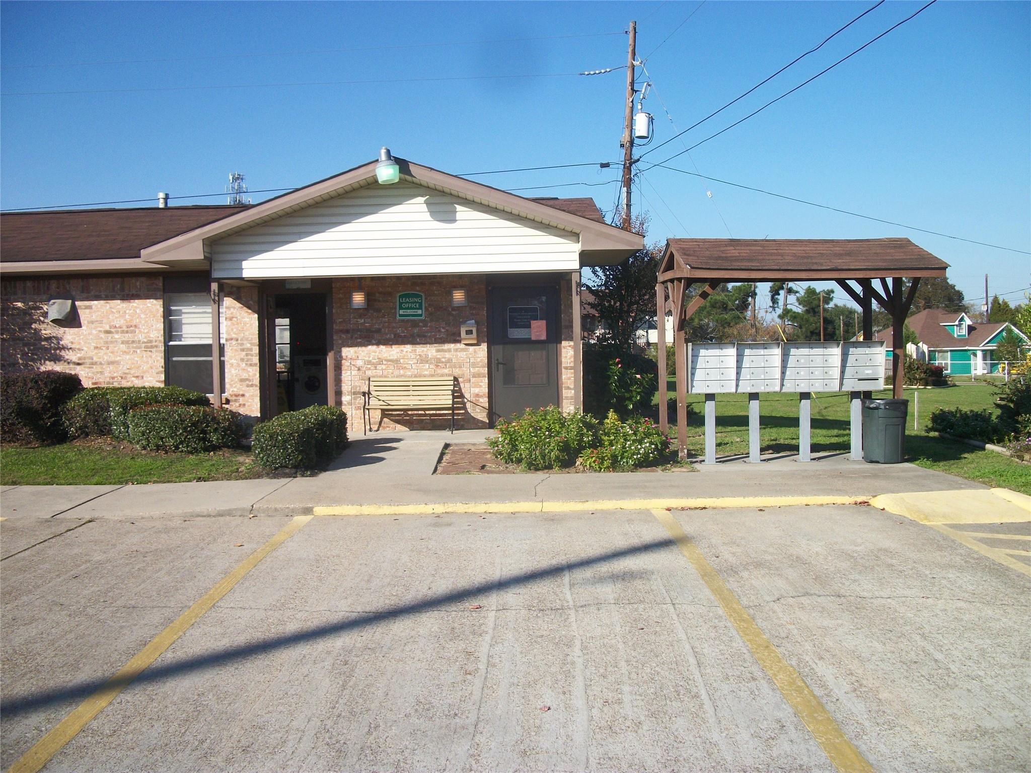 203 E Watson Drive, Willis, TX 77378 — photo 2