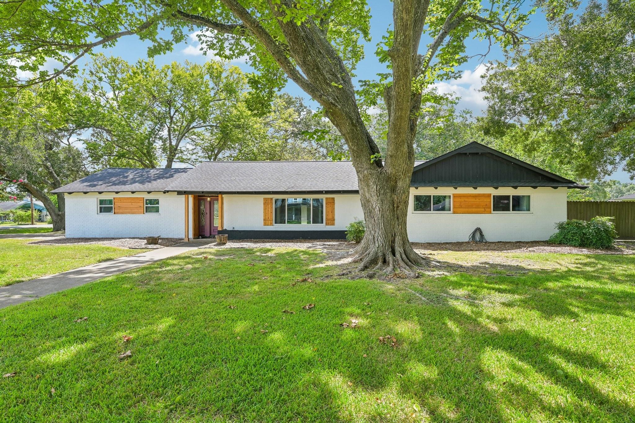 101 W Larkspur Drive — photo