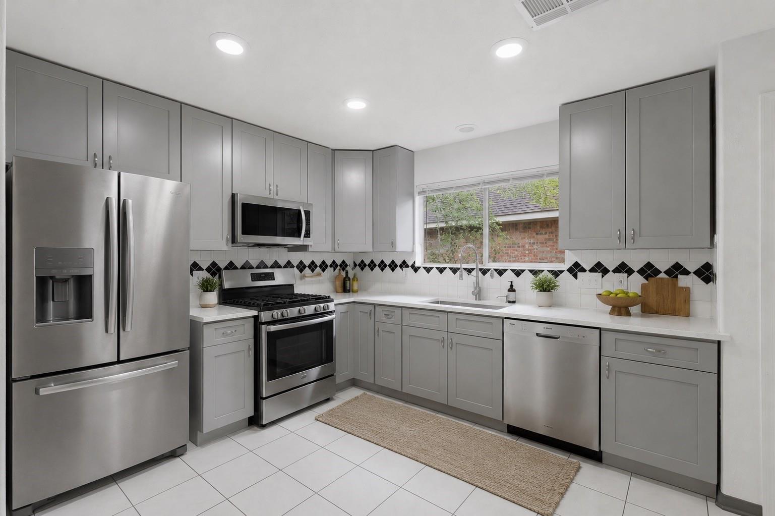 97 N Hollylaurel Circle — photo