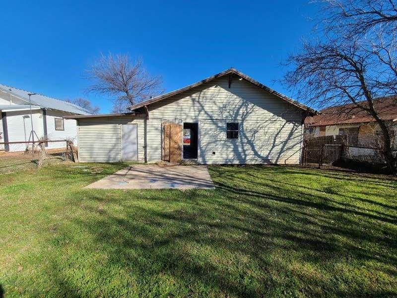 306 E Ida Avenue, Electra, TX 76360 — photo 2