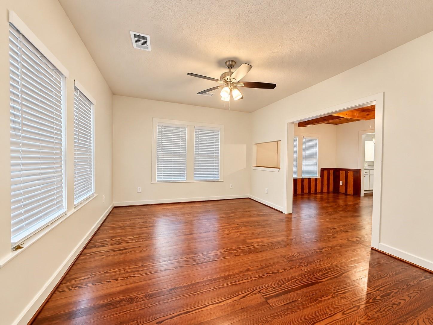 317 E Locust Street, Angleton, TX 77515 — photo 2
