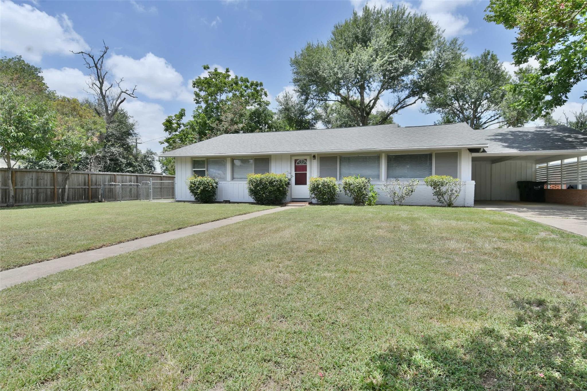 1506 Wyandotte Lane — photo