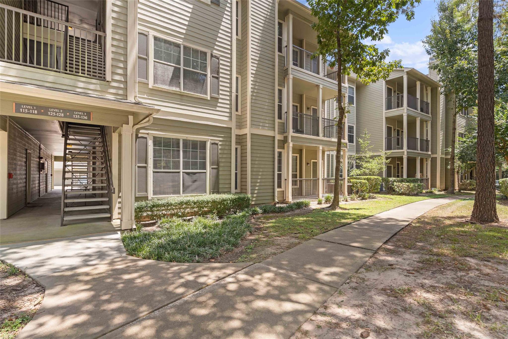 2400-734 Spring Rain Drive — photo