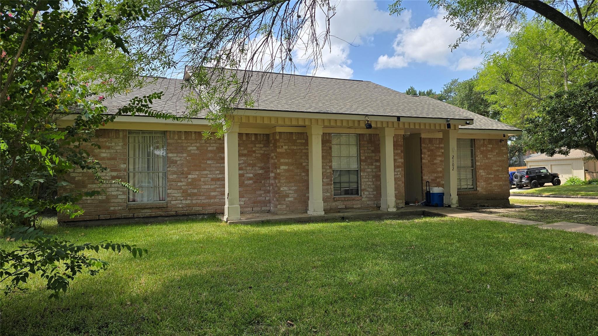 2102 Round Lake Drive — photo
