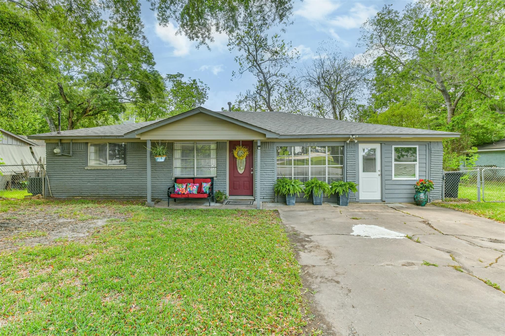 1217 Esther Street — photo