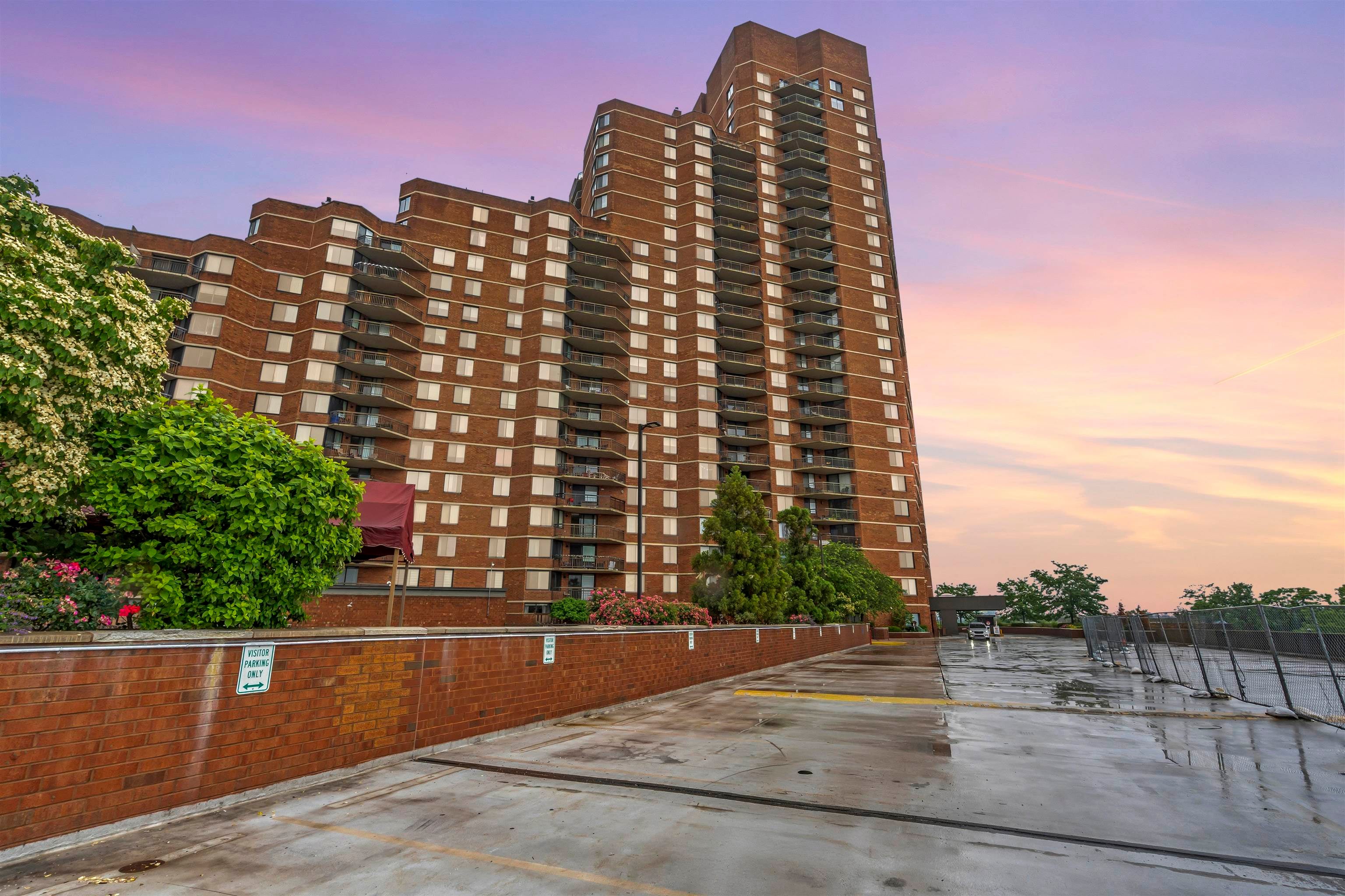 2508 Harmon Cove Tower — photo