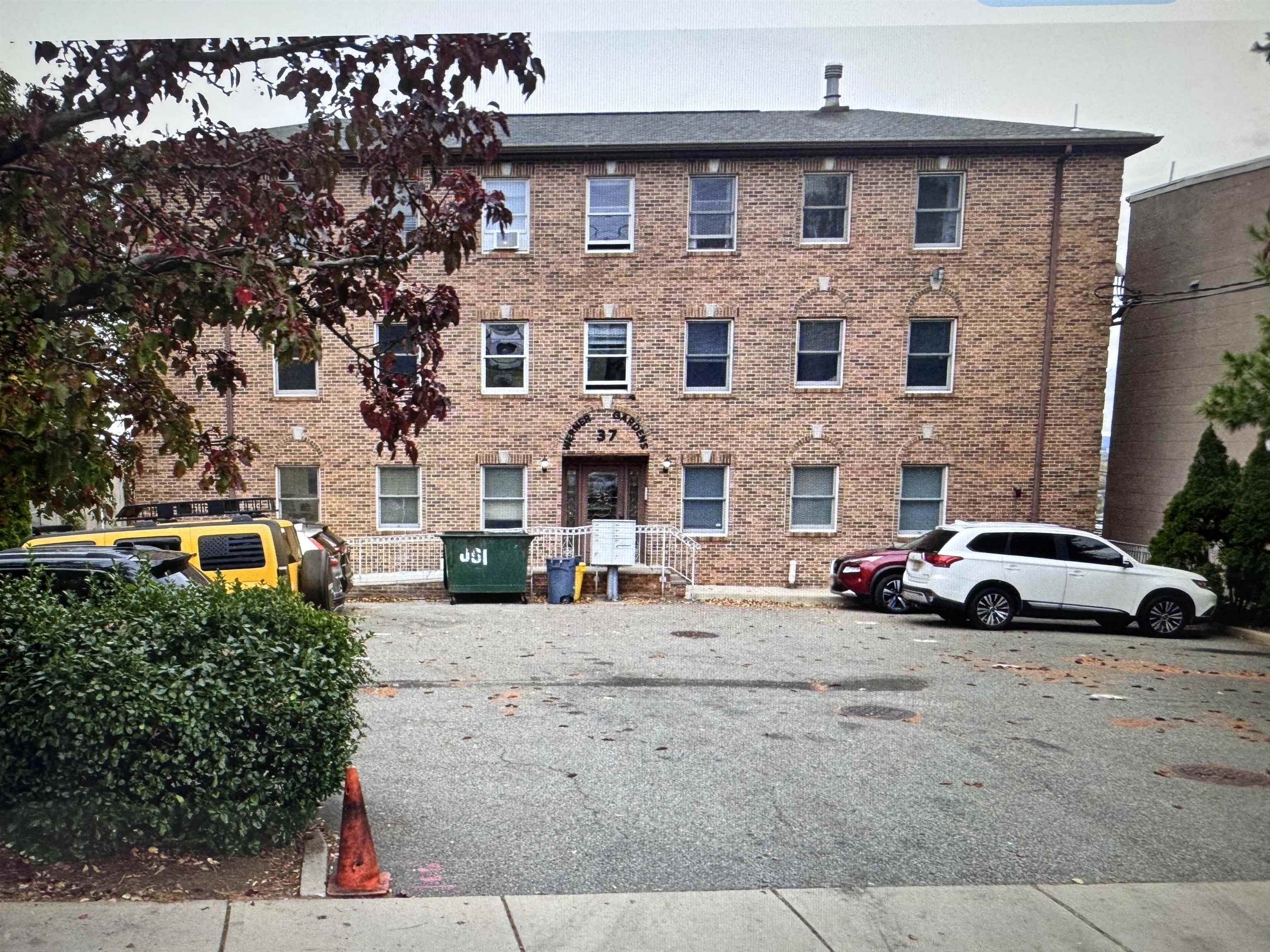 37 Bergen Boulevard — photo