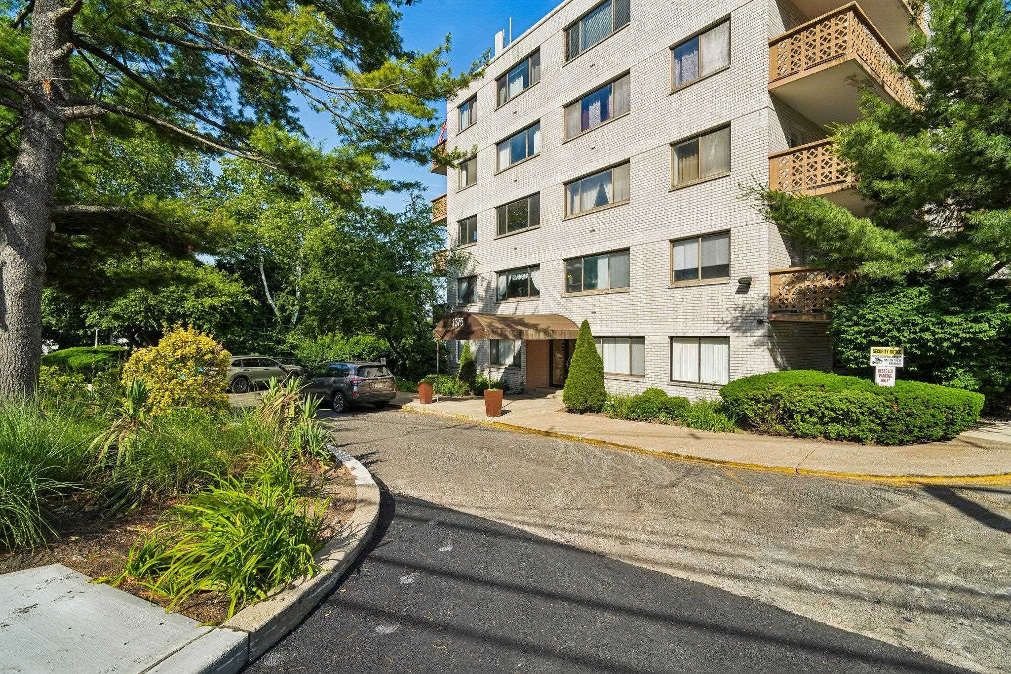1375 River Road — photo