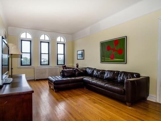 131 Kensington Ave E2 — photo
