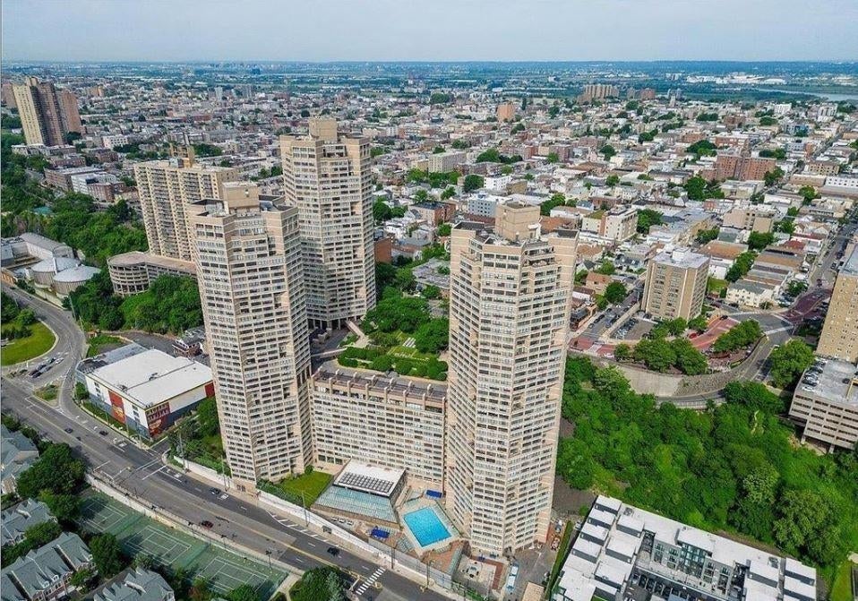 7004 Blvd East 7C — photo