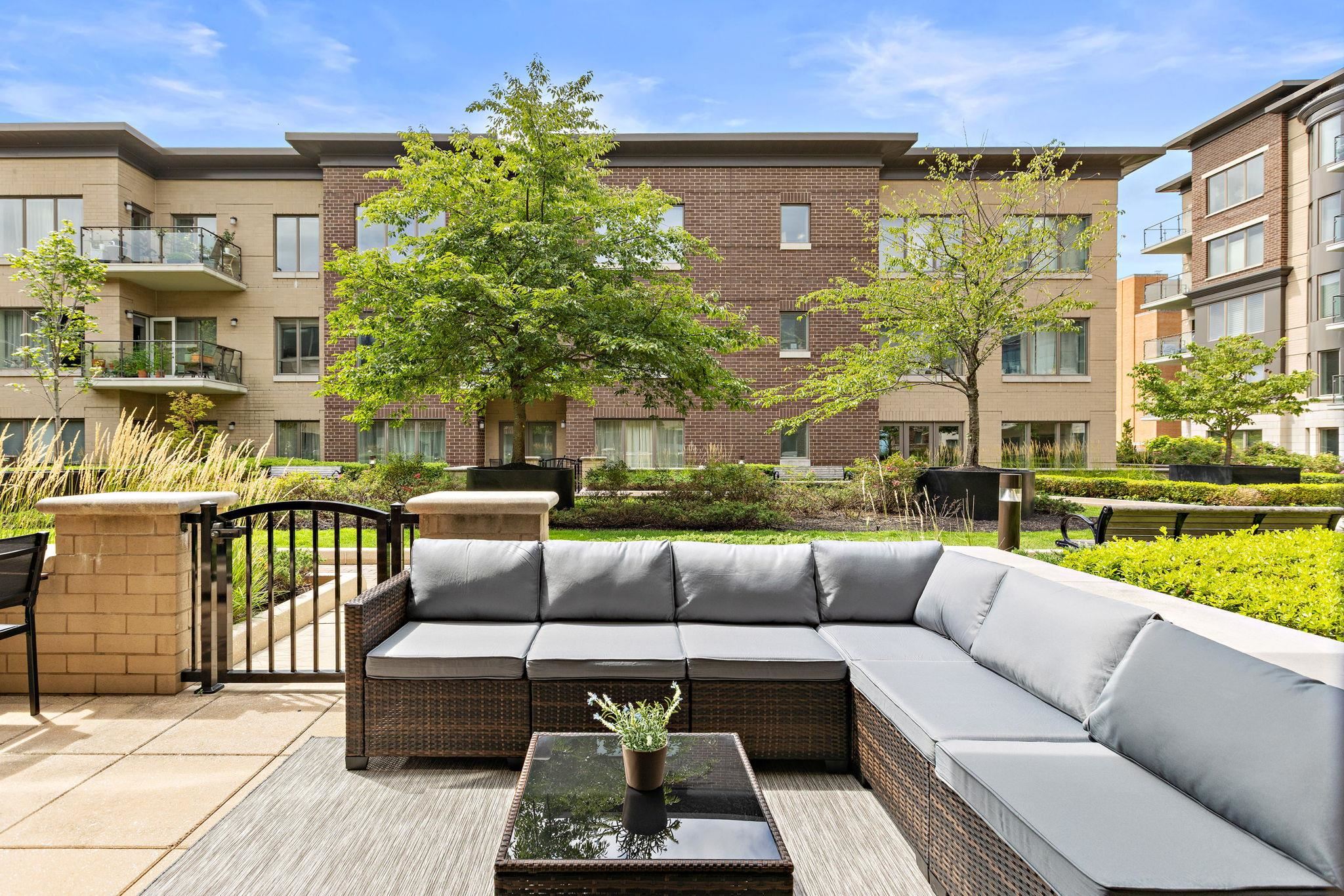 150 Henley Pl 213 — photo