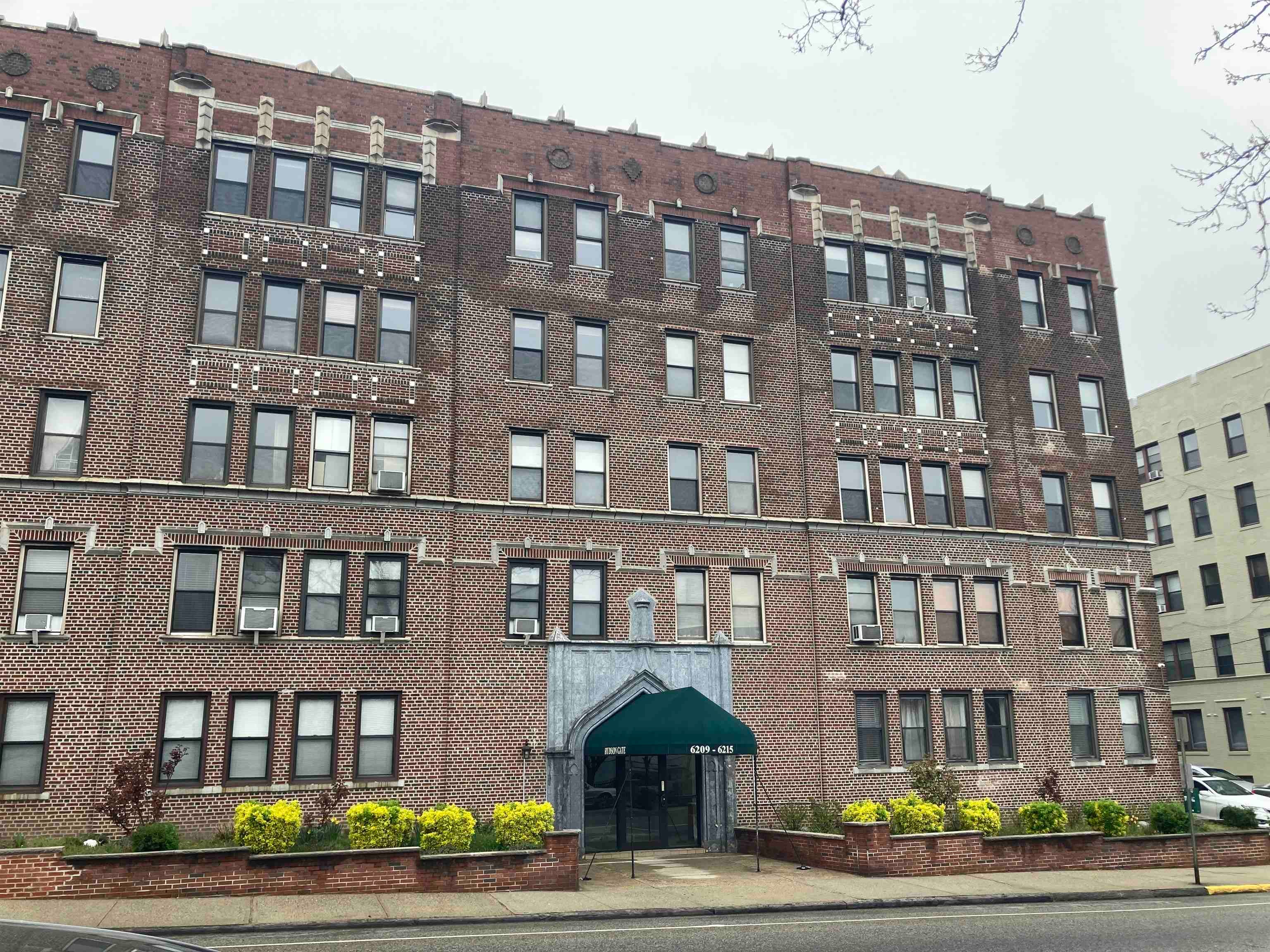 6209-6215 Blvd East 3Bn — photo