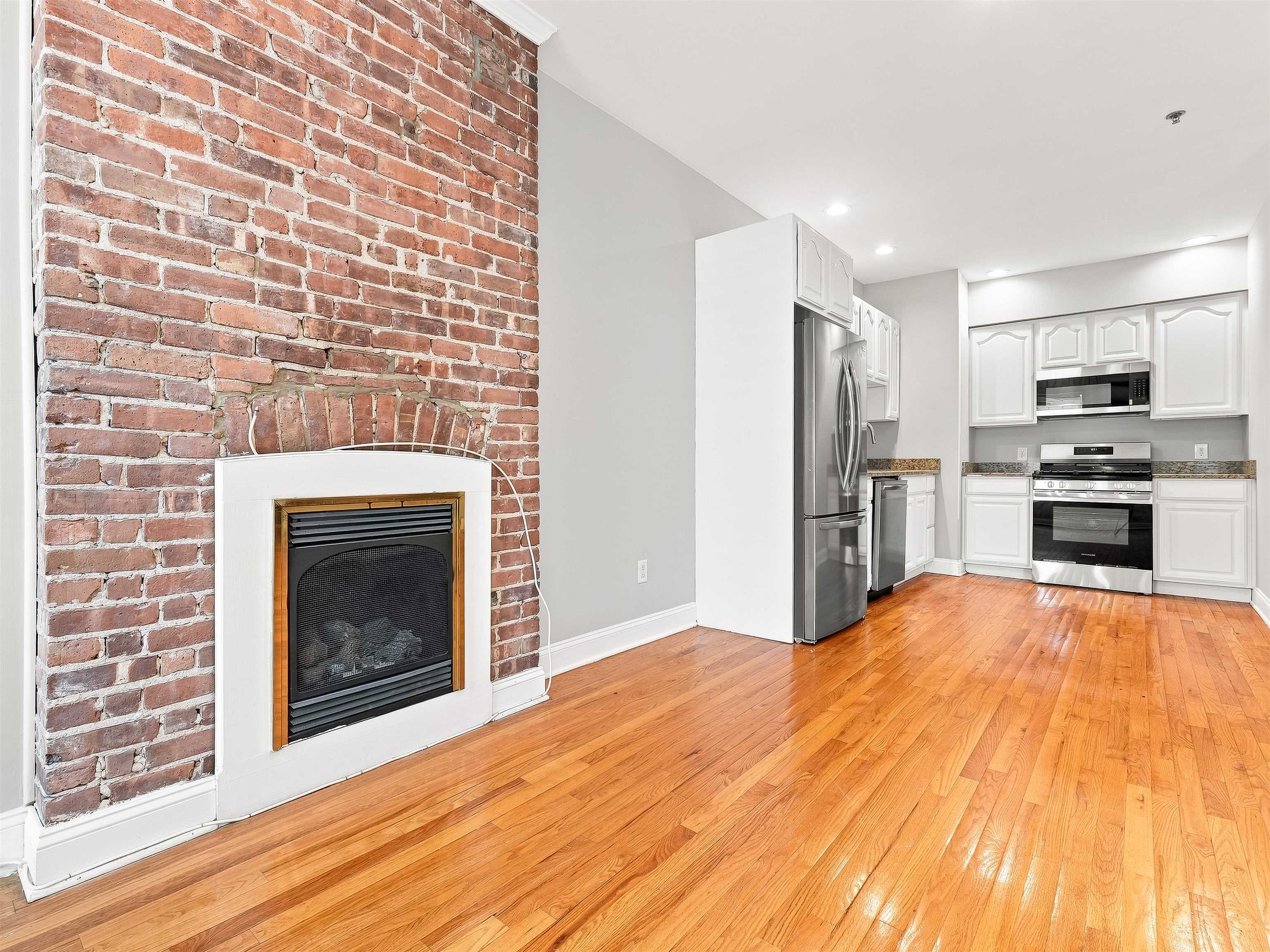 95 Webster Ave 2F — photo