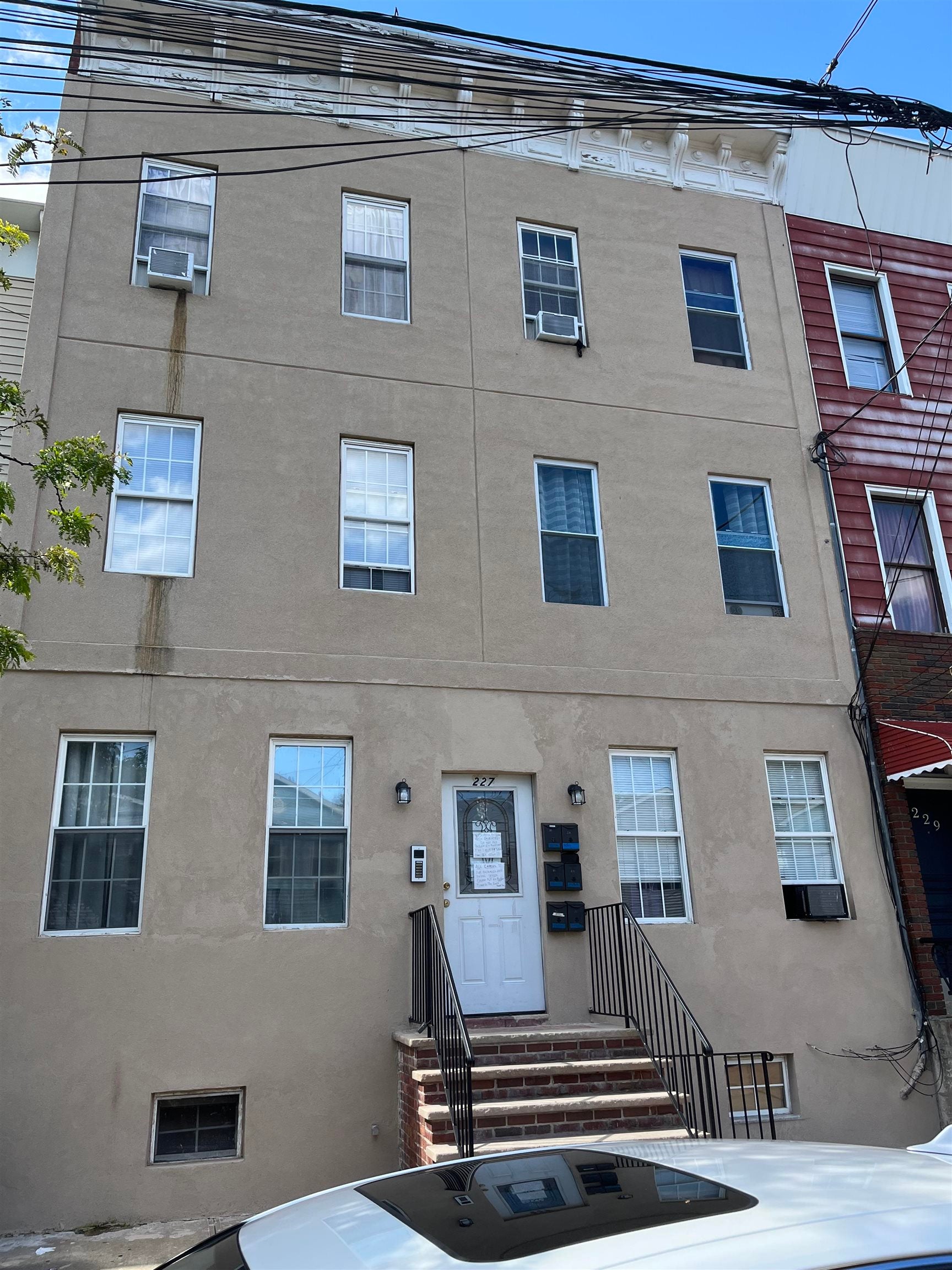227 Halladay St 1R — photo