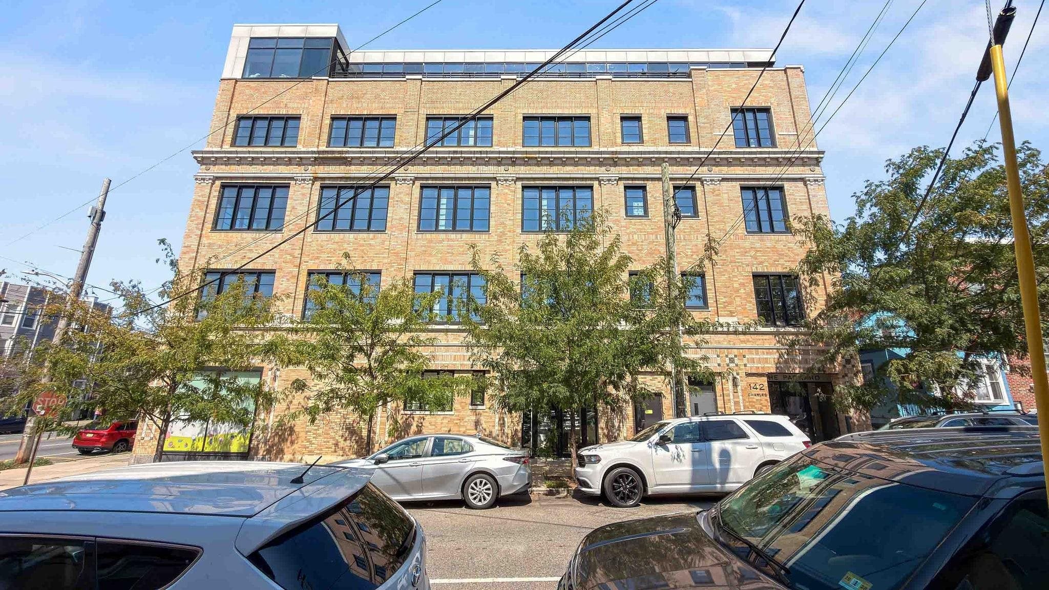 142 Charles St 204 — photo