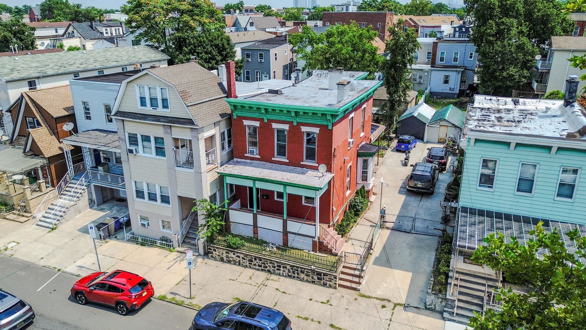 206 Danforth Ave — photo