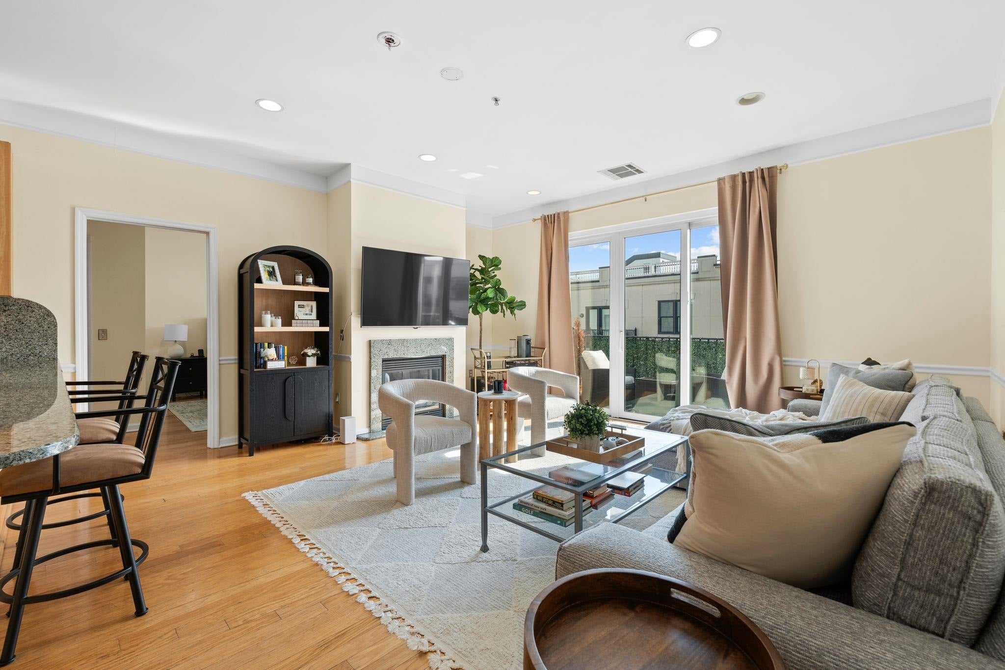 1300 Grand St 606 — photo