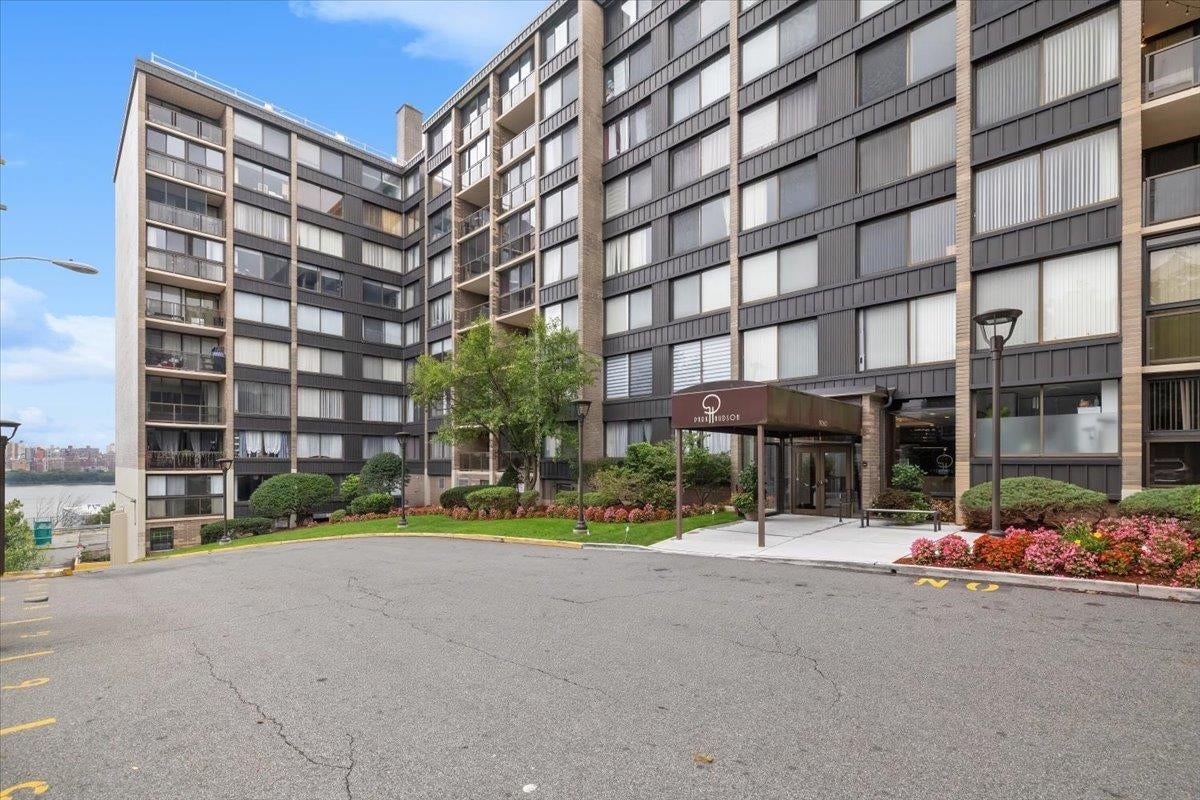 9060 Palisade Ave 403 — photo