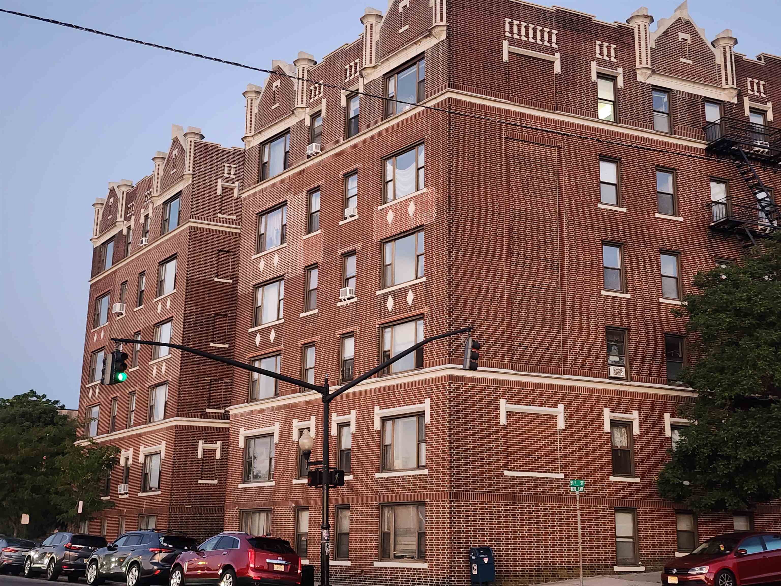 1055 Boulevard B7 — photo