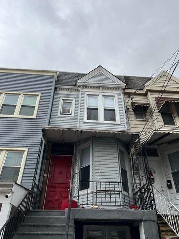 99 a Orient Avenue — photo