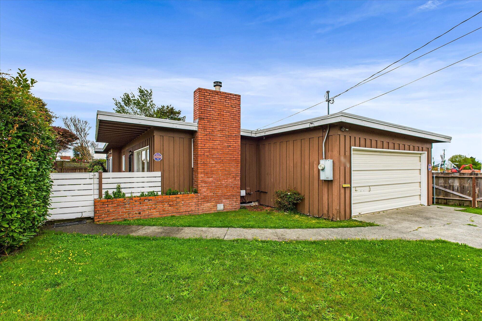 2714 Pine Street — photo