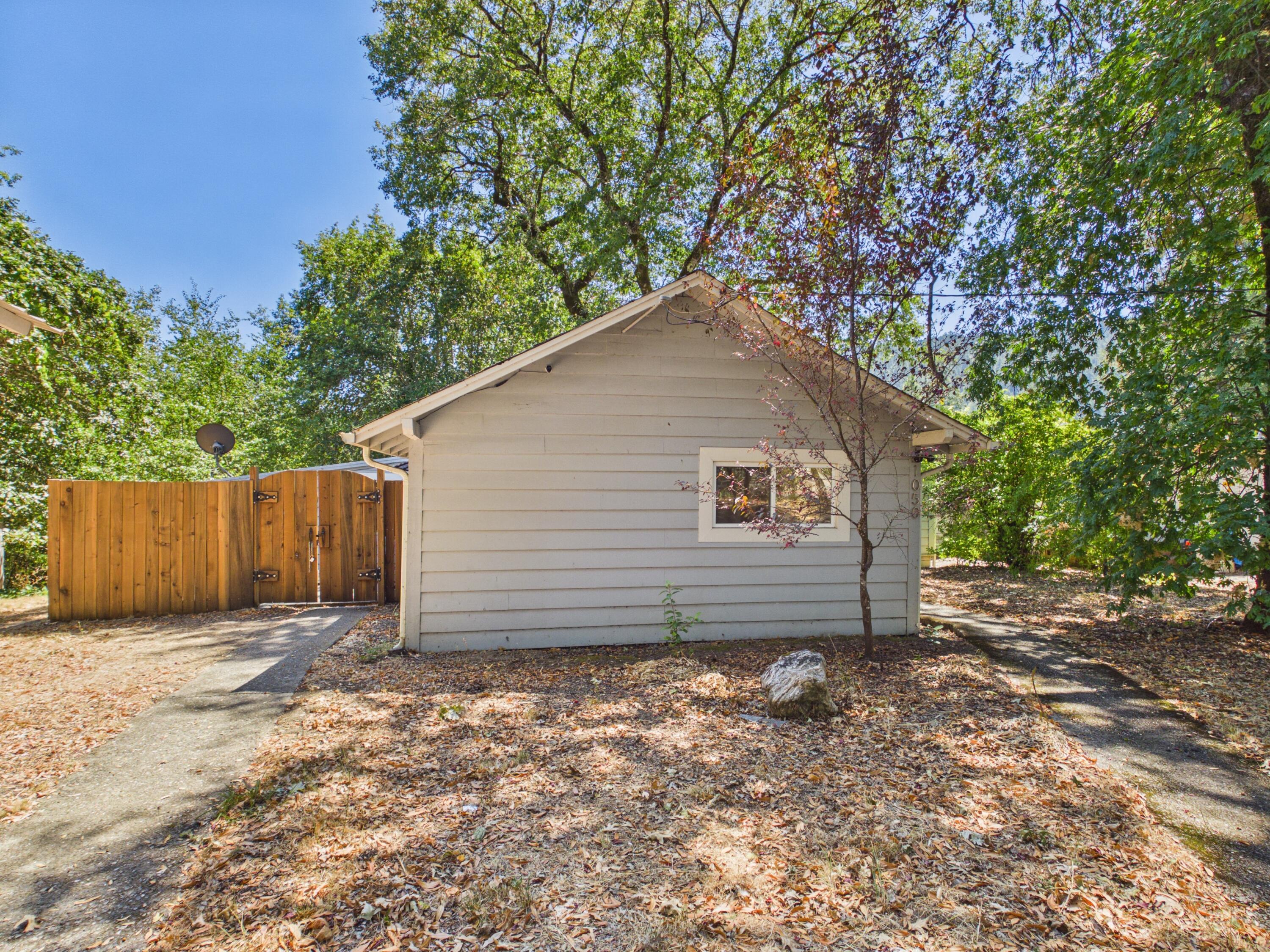 1050 Redway Drive — photo