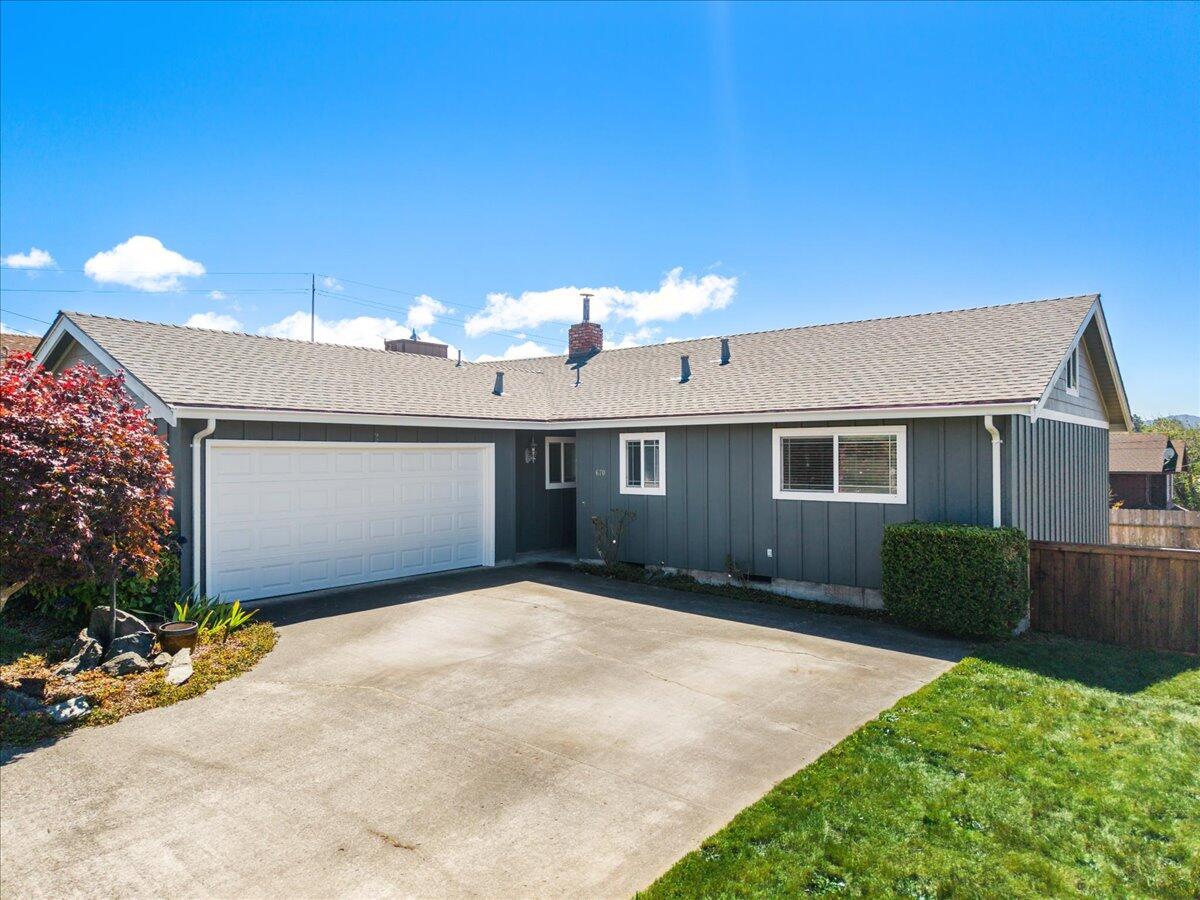 670 Martin Way — photo