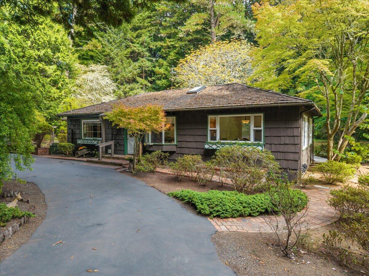 5170 Woodland Way — photo
