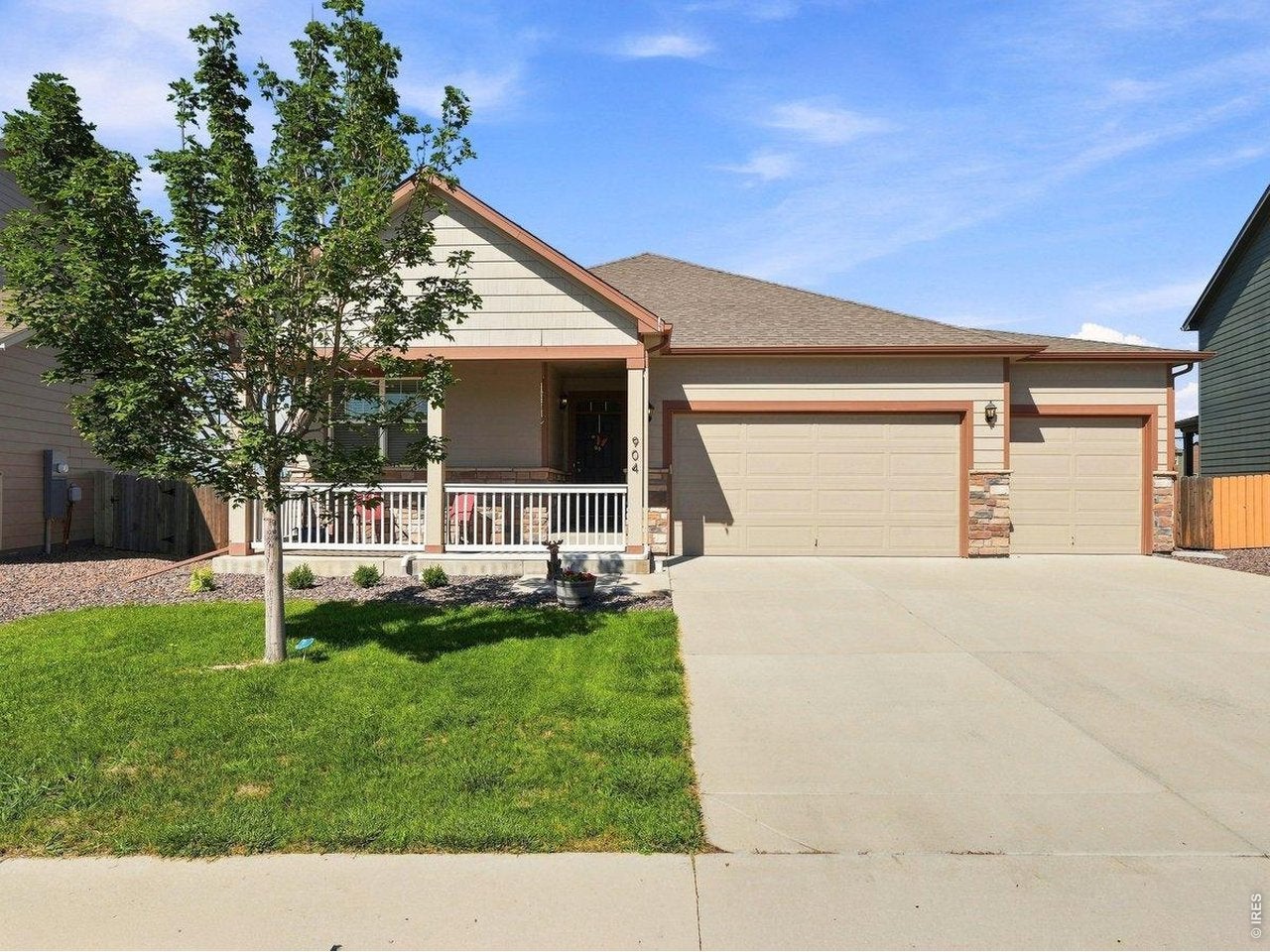 904 Charlton Dr — photo