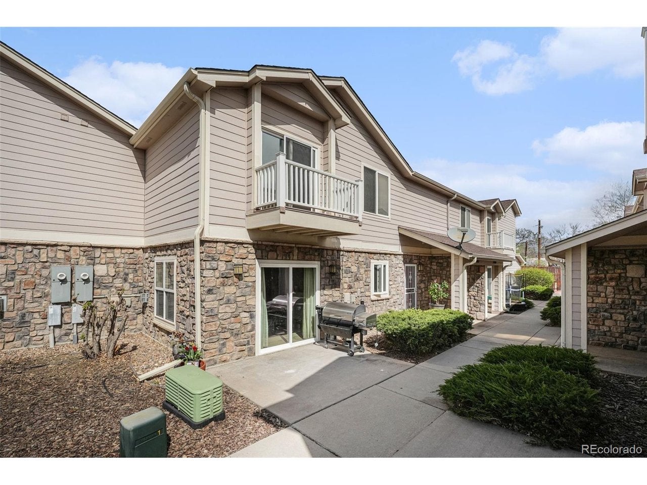 1565 Roseanna Dr — photo