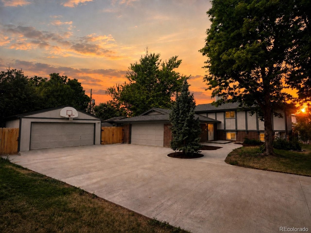 1404 E Fremont Cir N — photo