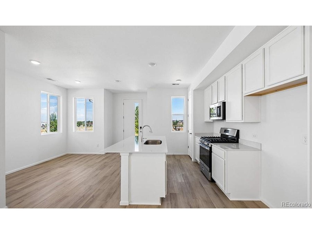 Home in Aurora, CO 80017 — photo 3