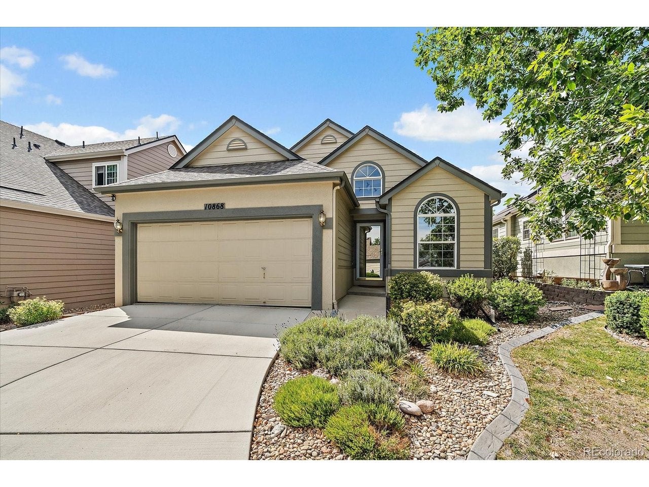 10868 W Dumbarton Dr — photo