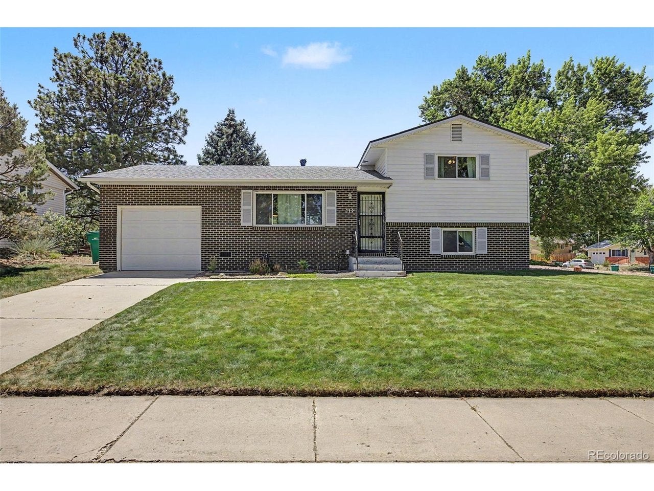 712 Lansing Dr — photo