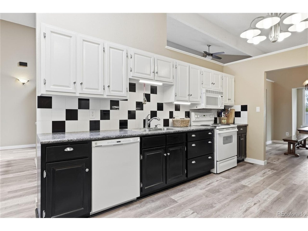 12054 E Maple Ave — photo