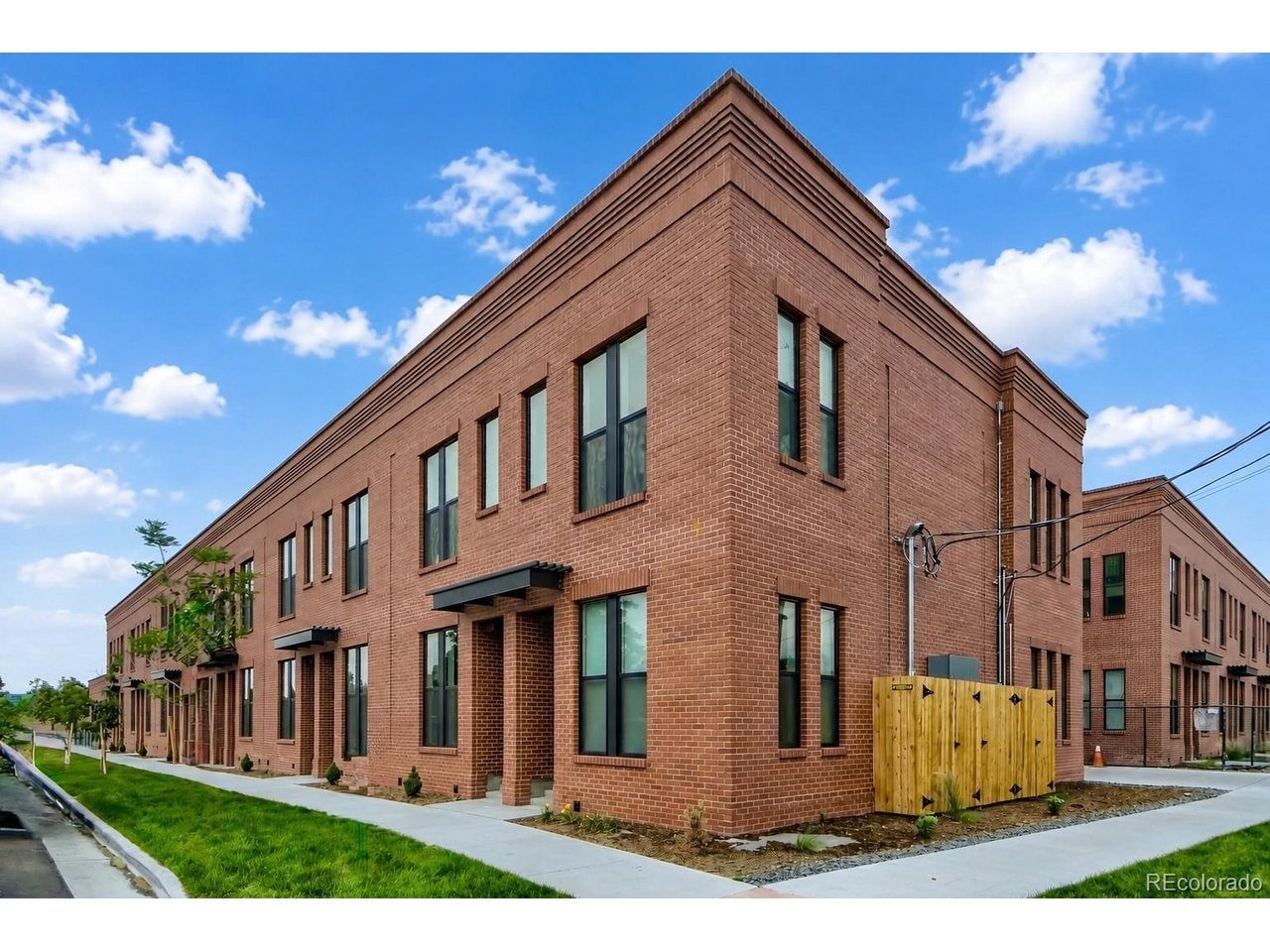 3314 Curtis St — photo