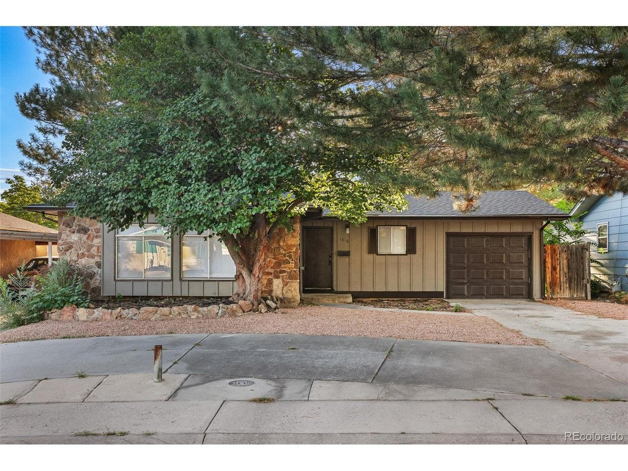 1818 Maplewood Dr — photo