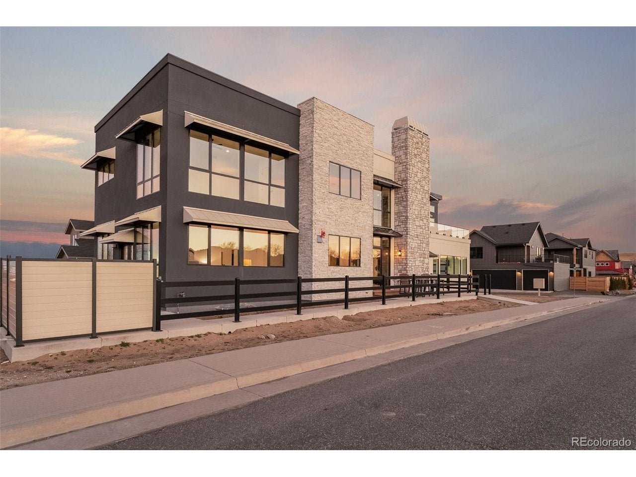 312 W Maple St — photo