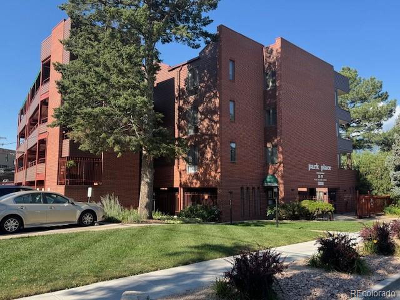 31 W Boulder St — photo