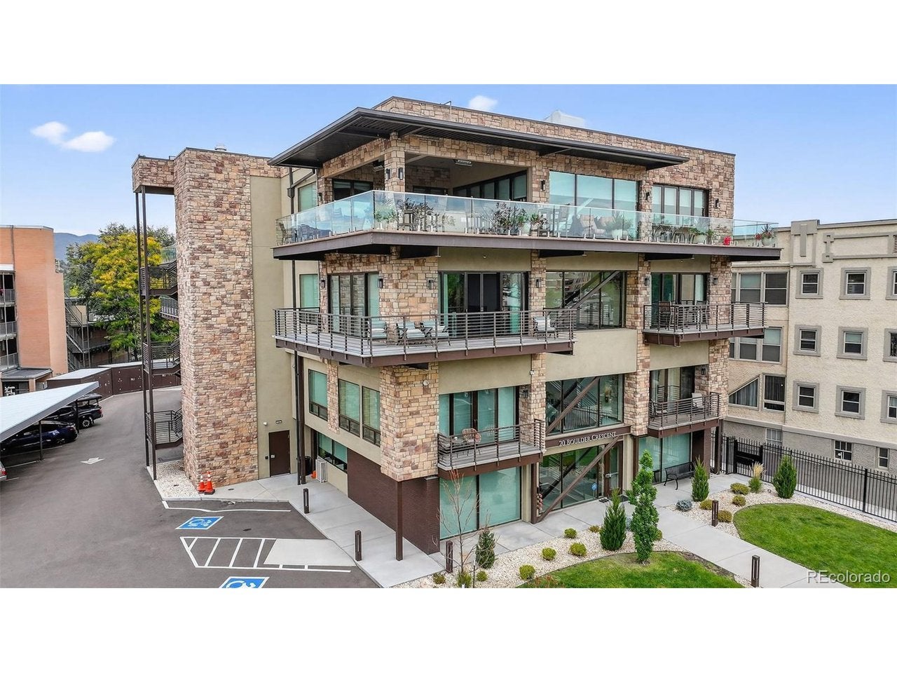 20 Boulder Crescent St 202 — photo