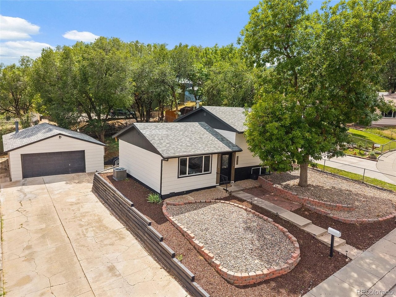 2537 Camelot Ct — photo