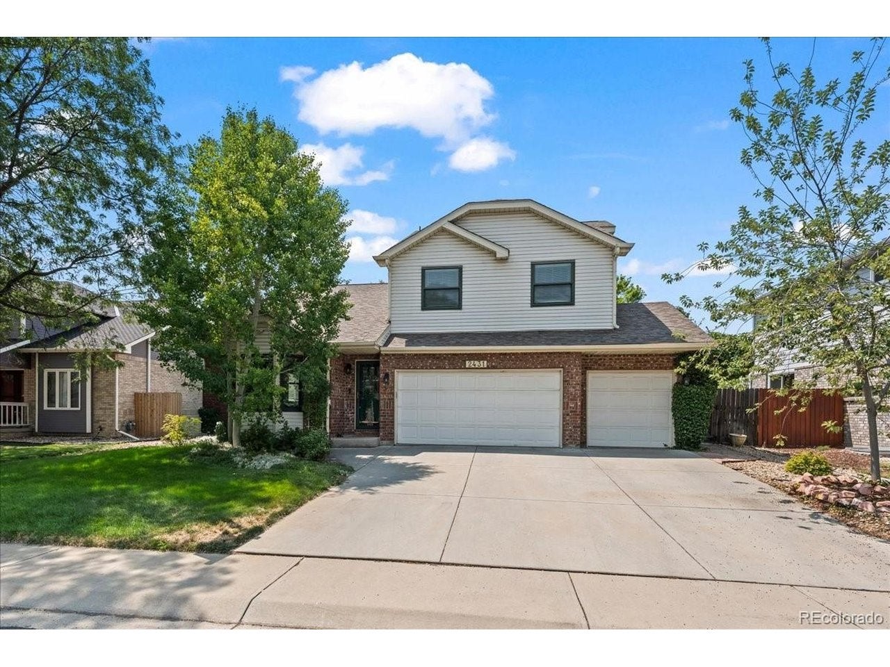 2431 Maplewood Cir — photo